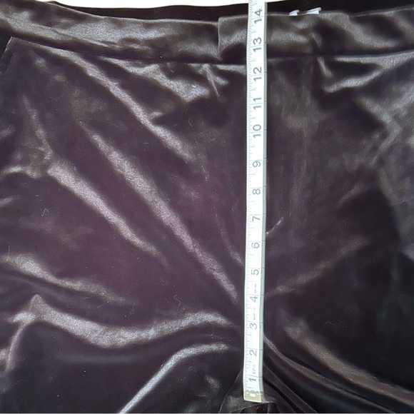 Good American Plus Size Wide Leg Velvet Trousers - Picture 8 of 9